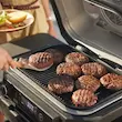 همبرگرهای کاملا گریل شده روی صفحه گریل باربیکیو برقی نینجا مدل OG850.