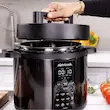 برداشتن آسان درب مولتی کوکر نوتریکوک مدل SP208K پس از اتمام پخت.
