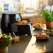 پخت مرغ کامل و سیب‌زمینی سرخ‌شده با سرخ کن بدون روغن فیلیپس مدل HD965091.
