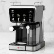 اسپرسو ساز مباشی مدل ME-ECM2505 روی کانتر آشپزخانه با کاشی‌های سفید.