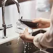 سیستم کف شیرساز LatteGo در قهوه ساز فیلیپس مدل EP544790 به راحتی زیر شیر آب در حال شستشو است.