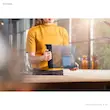 مخزن آب اسپرسو ساز فیلیپس مدل EP2220 به همراه فیلتر تصفیه آب AquaClean در دست یک فرد نمایش داده شده است.