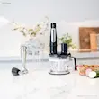 گوشت کوب برقی براون مدل MQ 7075x و متعلقات آن روی کانتر آشپزخانه مدرن.