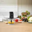 خردکن نوتریکوک مدل CCH2000 در یک آشپزخانه مدرن در حال پوره کردن زنجبیل و سیر برای پخت‌وپز است.