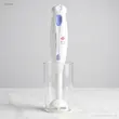 گوشت کوب برقی پارس خزر HB-5501AP در حال قرار گرفتن داخل لیوان.