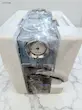 اسپرسو ساز مباشی ME-ECM2039 رنگ آبی در بسته‌بندی اولیه فوم برای حمل و نقل.