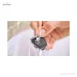 شانه قابل شستشوی ست اصلاح فیلیپس مدل MG3740 که زیر آب روان در سینک نگه داشته شده است.
