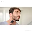 مردی در حال استفاده از ست اصلاح فیلیپس مدل MG3740 برای اصلاح و ایجاد خط ریش روی گردن.