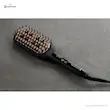 برس حرارتی رمینگتون مدل CB7400 به صورت روشن روی یک سطح تیره و بافت‌دار قرار گرفته است.