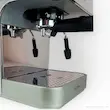 نمای نزدیک از نازل خروجی قهوه و سینی چکه گیر اسپرسو ساز نوا NCM-149EXPF.