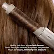 نمای نزدیک از موهای قهوه‌ای که دور فر کننده خودکار سشوار شارک نینجا HD430 پیچیده شده و تکنولوژی بدون آسیب حرارتی آن را توضیح می‌دهد.