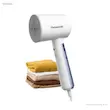 بخارگر پاناسونیک مدل NI-GHD015 به صورت ایستاده در کنار مجموعه‌ای از لباس‌های مرتب و تا شده قرار دارد.