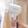دست یک کاربر، بخارگر پاناسونیک مدل NI-GHD015 را نگه داشته و بخار ملایمی از دستگاه خارج می‌شود.