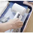 طراحی جمع‌وجور بخارگر پاناسونیک مدل NI-GHD015 امکان قرار دادن آسان آن در چمدان مسافرتی را نشان می‌دهد.