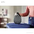 نمای نزدیک از جلوی کفی تیره اتو بخار فیلیپس مدل DST5040 که روی میز اتو قرار دارد.