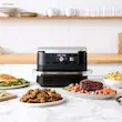 میز غذای متنوع شامل مرغ، استیک، بال مرغ و سیب زمینی پخته شده با سرخ‌کن نینجا AF500.