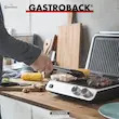فردی در حال گریل کردن استیک و ذرت روی صفحه صاف گریل باربیکیو حرفه ای گاستروبک مدل 42537 در حالت باربیکیو.