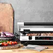 گریل باربیکیو حرفه ای گاستروبک مدل 42539 (سفید) در آشپزخانه که سنسور دما را داخل گوشت در حال گریل قرار داده است.