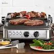 گریل سیج مدل SGR700BSS در آشپزخانه و در حالت باربیکیو که استیک و کباب روی آن در حال گریل شدن هستند.