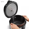 فردی در حال خارج کردن دیگ نچسب ProCeramic+ از داخل پلوپز فیلیپس مدل HD3138.