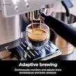 پوستر "Adaptive brewing" اسپرسوساز تمام اتوماتیک نینجا مدل ES601 که عصاره‌گیری دقیق اسپرسو را نشان می‌دهد.