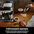 اسپرسوساز تمام اتوماتیک نینجا مدل ES601 در حال آماده‌سازی اسپرسوی سرد (Cold-pressed) برای کوکتل اسپرسو مارتینی.