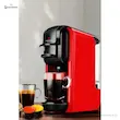 اسپرسو ساز مباشی مدل ECM302 قرمز در حال ریختن اسپرسو در فنجان شیشه‌ای در کنار کپسول‌های رنگی.