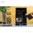 اسپرسو ساز مباشی مدل ME-CEM401 در حال ریختن آب داغ از نازل کناری داخل ماگ مشکی.