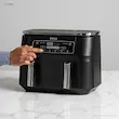 سرخ کن دو سبده نینجا مدل AF300 در حال کار با پنل دیجیتال روشن.