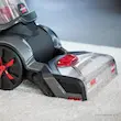 پارویی پیشرفته ProHeat 2X Revolution در فرش شوی بیسل 1858E با دو ردیف برس چرخان برای نظافت عمیق.