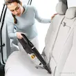 زنی در حال تمیز کردن دقیق درزهای صندلی چرمی اتومبیل با جارو شارژی شارک مدل CH950.