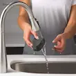 دستی در حال شستن فیلتر قابل شستشوی جارو شارژی شارک مدل CH950 زیر شیر آب سینک آشپزخانه