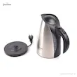 کتری برقی بوش مدل TWK6801 در کنار پایه مشکی ۳۶۰ درجه خود که سیم برق به آن متصل است.