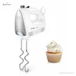 همزن برقی بوش مدل MFQ25200 با سری خمیرزن و چراغ LED Spotlight روشن در کنار کاپ کیک.