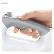 دست یک فرد در حال گرفتن دسته ارگونومیک با پوشش نرم خاکستری همزن برقی بوش مدل MFQ36470.