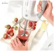 یک فرد در حال استفاده از میله گوشت کوب برقی همزن برقی بوش مدل MFQ36470 برای پوره کردن توت فرنگی.