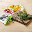 کیسه های وکیوم شده سبزیجات و فلفل روی میز چوبی، از لوازم جانبی همزن دستی بوش مدل MFQ364V0