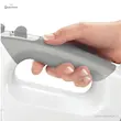 دست یک فرد در حال گرفتن دسته ارگونومیک با پوشش نرم خاکستری همزن دستی بوش مدل MFQ36400.