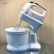 همزن پارس خزر مدل Herford سفید روی پایه با سر بالا رفته و سری همزن و خمیرزن متصل.