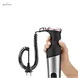دست یک فرد در حال گرفتن بدنه ارگونومیک گوشت کوب برقی بوش مدل MS8CM61X1 با سیم تلفنی فنری (Helix).