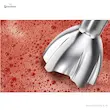 نمای نزدیک میله گوشت کوب برقی بوش مدل MS8CM61X1 با تیغه QuattroBlade Pro در حال مخلوط کردن سوپ قرمز.
