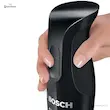 دست یک فرد در حال فشردن دکمه روی دسته ارگونومیک گوشت کوب برقی بوش مدل MSM2610BGB.