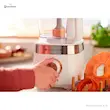 دست یک فرد در حال تنظیم ولوم کنترل سرعت دو حالته و پالس غذاساز فیلیپس مدل HR7520 سفید.