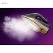 کفی استیم‌گلاید الیت (SteamGlide Elite) طلایی رنگ اتو فیلیپس DST8041 در حال پرتاب بخار قدرتمند.