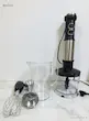 گوشت کوب برقی گوسونیک مدل GSB-845 متصل به خردکن به همراه میله مخلوط کن و همزن سیمی در کنار لیوان.