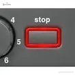 کلوزآپ از دکمه توقف عملیات (Stop) روشن و تنظیمات برشتگی روی بدنه توستر بوش مدل TAT6A004.