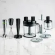نمای کلی تمامی قطعات و لوازم جانبی گوشت کوب برقی براون مدل MQ 9187XLI شامل دیسک های رنده و تیغه ها.