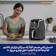 خانم خندان در حال سرو مرغ و سیب‌زمینی برشته از سبد سرخ کن بدون روغن نینجا مدل AF160.