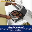 مردی در حال باز کردن درب گریل نینجا مدل DG551 و بررسی استیک‌های در حال پخت با انبر آشپزی در شاهیران کالا