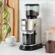 قرارگیری آسیاب قهوه دلونگی مدل KG521.M در دکوراسیون یک آشپزخانه مدرن.
